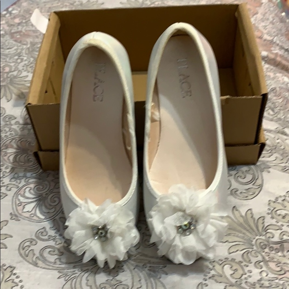 Girls white shoes with jewel.